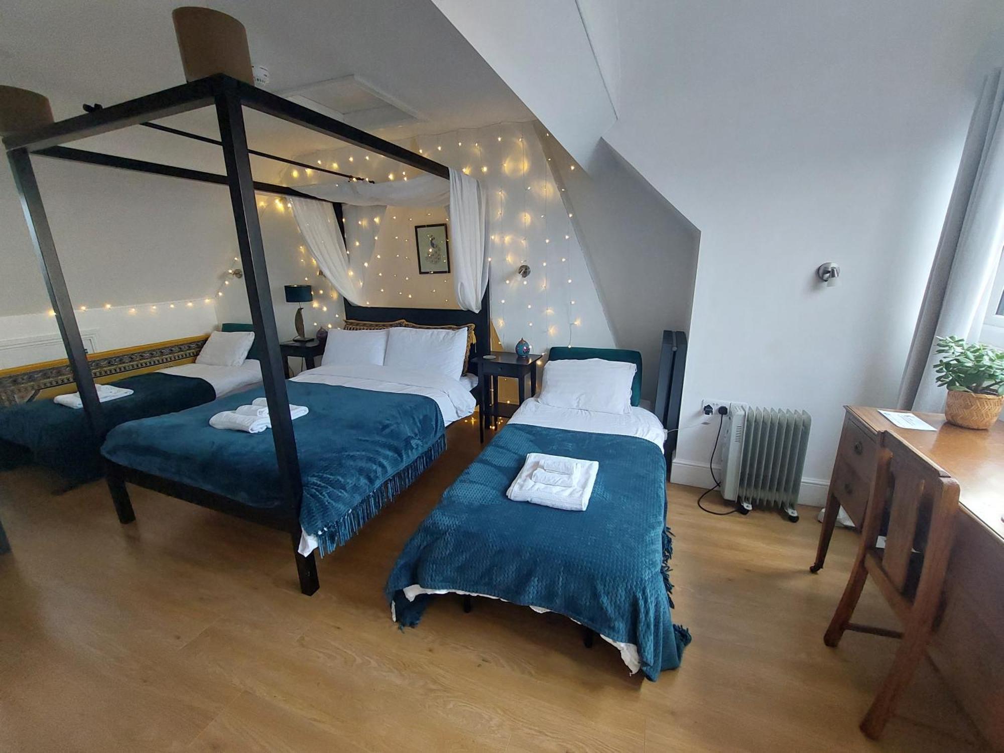 글라스턴버리 Pilgrims Of The Goddess B&B 객실 사진